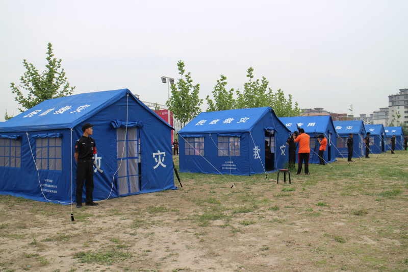 专业队伍在地震指挥部的指挥下依次开展了应急疏散,人员搜救,帐篷搭建